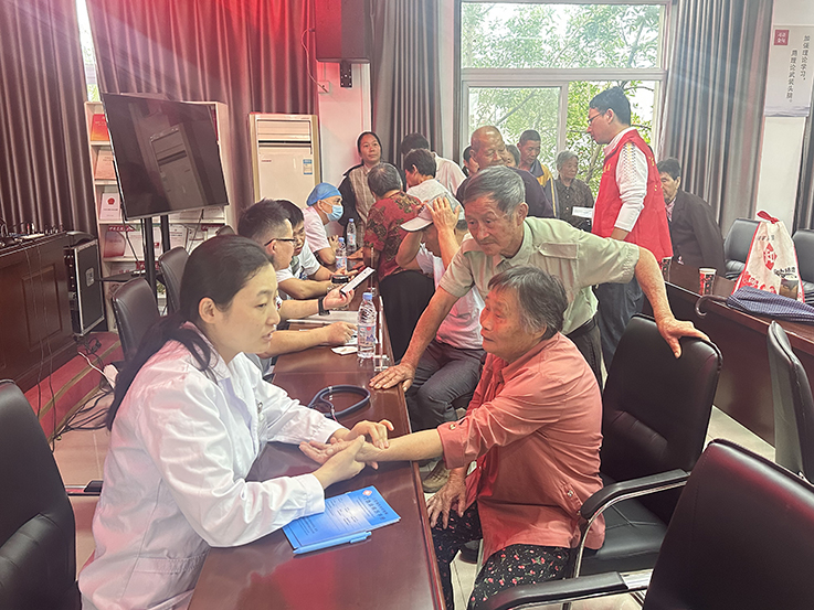 安徽省教科文衛(wèi)體工會組織勞模專家團(tuán)隊(duì)深入幫扶村開展送醫(yī)送藥義診與社會經(jīng)濟(jì)咨詢服務(wù)